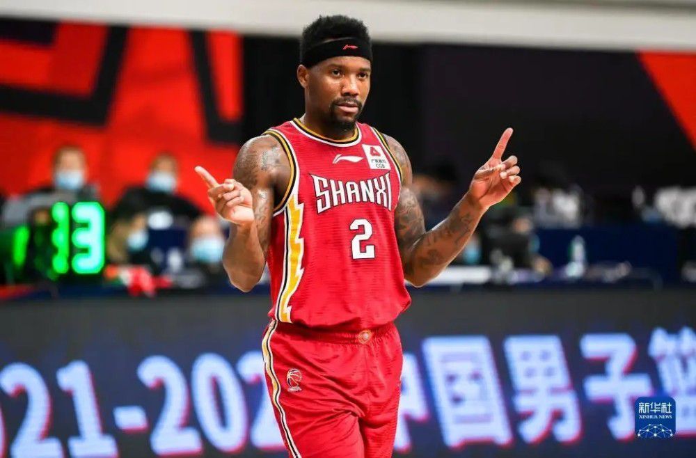 如果刘战真的是在被追捕的过程中，偶然冲进珍宝阁的话，那只要我和妈妈配合刘战逃亡，等刘战安全之后，我和妈妈存活的几率多少会大一些，毕竟他已经暴露在警方面前，完全没必要杀了我和妈妈，来激怒警方、来制造社会舆论，那样只会对他后续更加不利......可是，如果刘战是受人指使，逃避追捕是假、绑架我和妈妈才是真，那我们就真的凶多吉少了......一念至此，苏知鱼忽然开口说道：刘哥，如果你把我和我妈放了，我可以给你五千万作为酬劳，我说到做到。